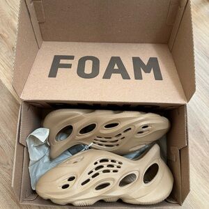 Yeezy foam runner size 7, tan